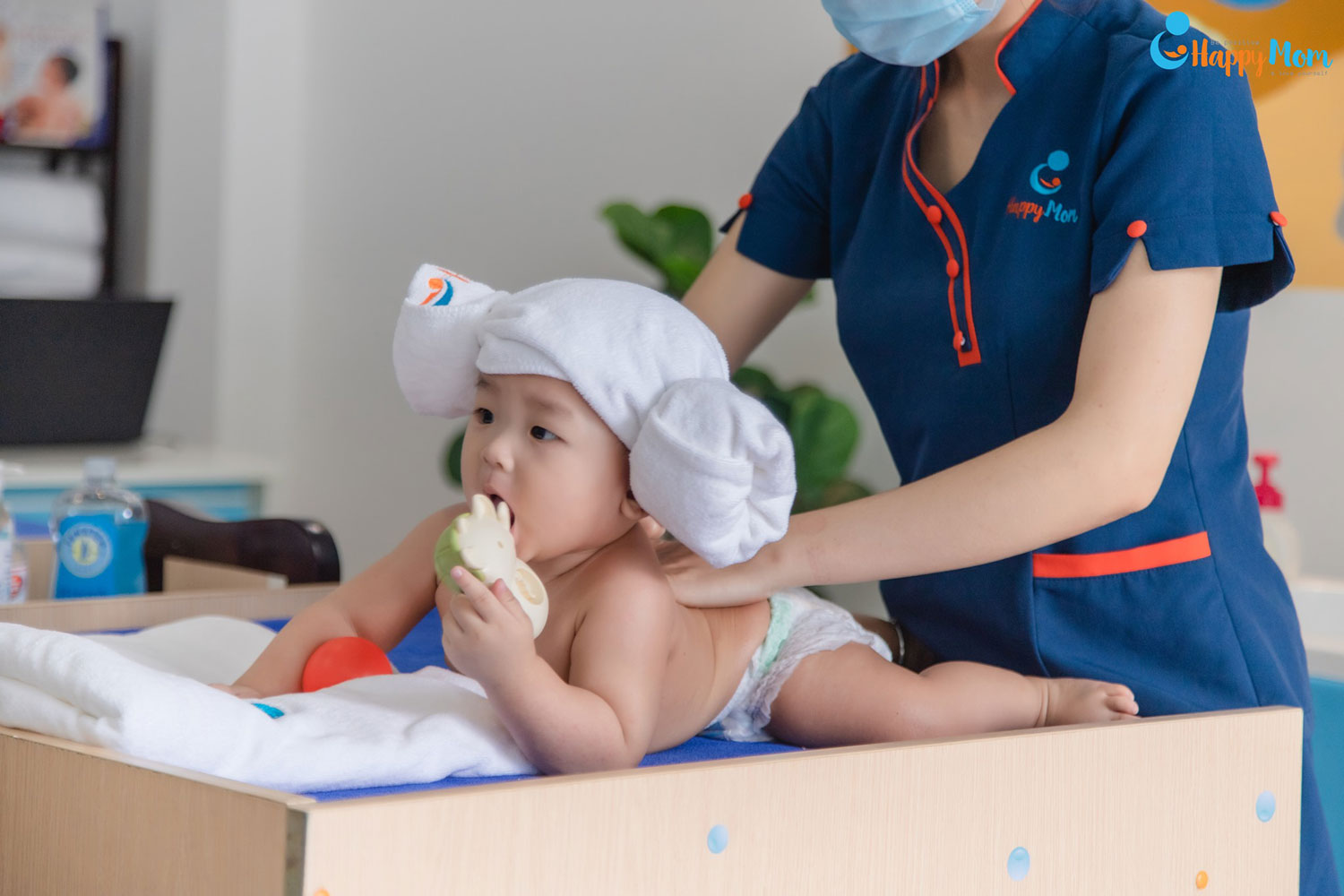 Tắm Và Massage Bé Sau Sinh